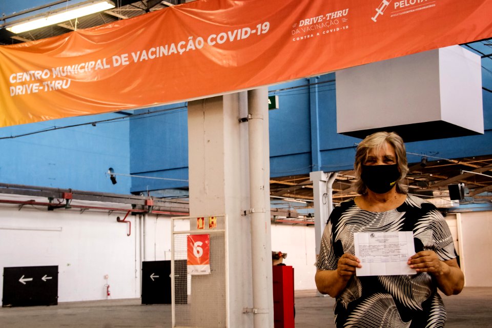 14.04.2021 Vacinação de idosos com 62 anos nas escolas e 2ª dose para idosos de 79 anos no drive Foto Rodrigo Chagas