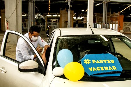 11.04.2021 - Drive-thru de vacinação para idosos com 61 anos - Foto Michel Corvello