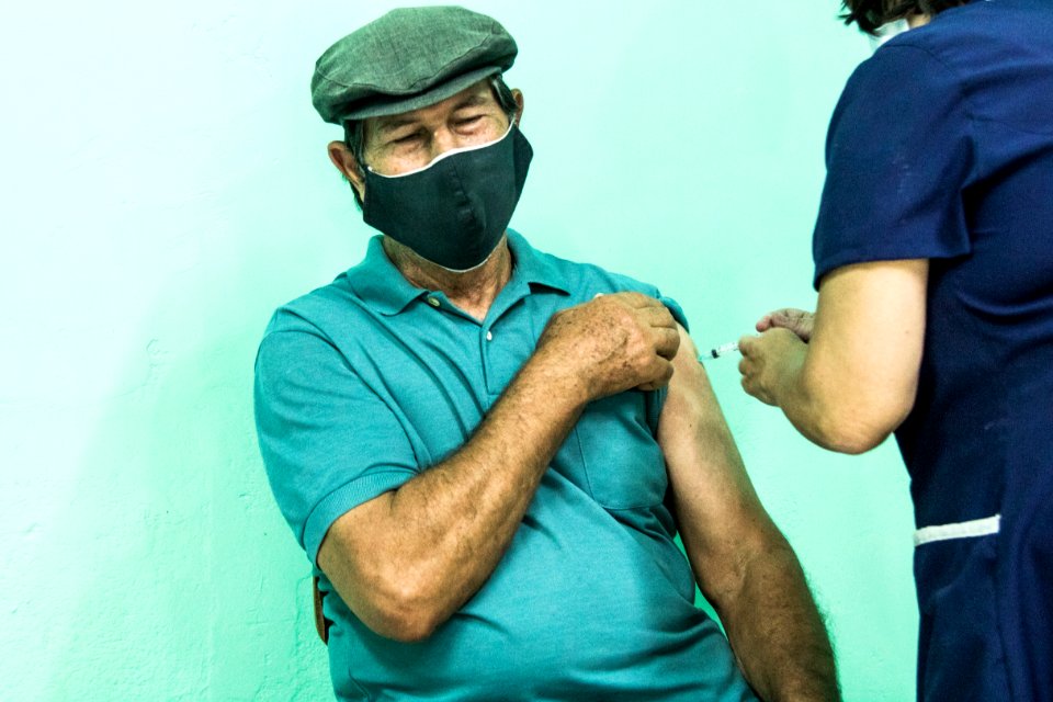 09.04.2021 - Vacinação de idosos com 65 anos nas escolas - Foto Michel Corvello