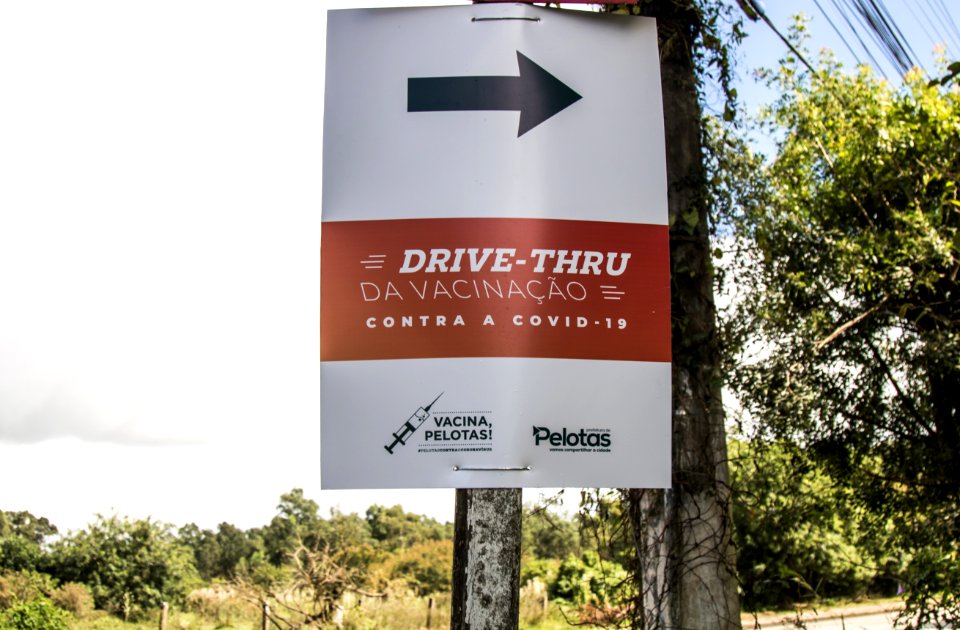 30.03.2021 - Drive-thru para 1ª dose dos idosos com 70 anos - Foto Michel Corvello