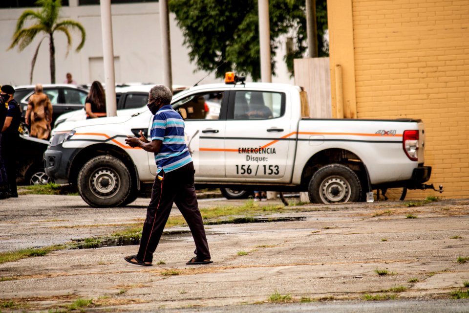 28.03.2021 - Drive-thru para 1ª dose dos idosos com 72 anos - Foto Michel Corvello