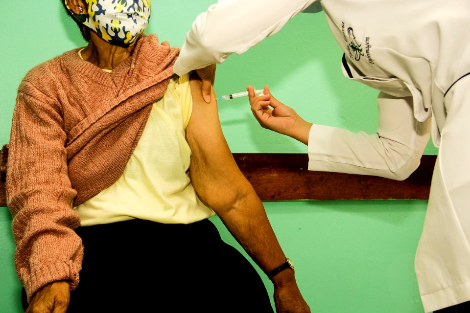 25.03.2021 Vacinação dos idosos com 75 anos nas escolas Foto Rodrigo Chagas-21