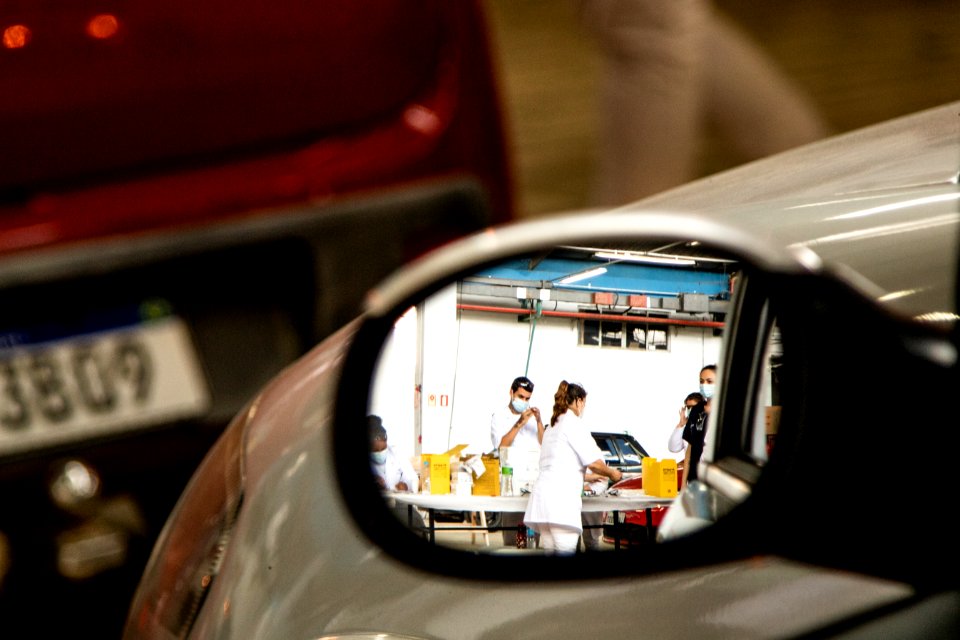 27.03.2021 - Drive-thru para 1ª dose dos idosos com 73 anos - Foto: Michel Corvello