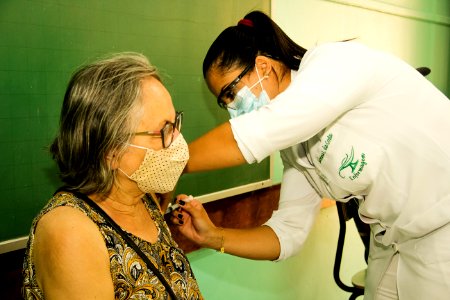 25.03.2021 Vacinação dos idosos com 75 anos nas escolas Foto Rodrigo Chagas-24