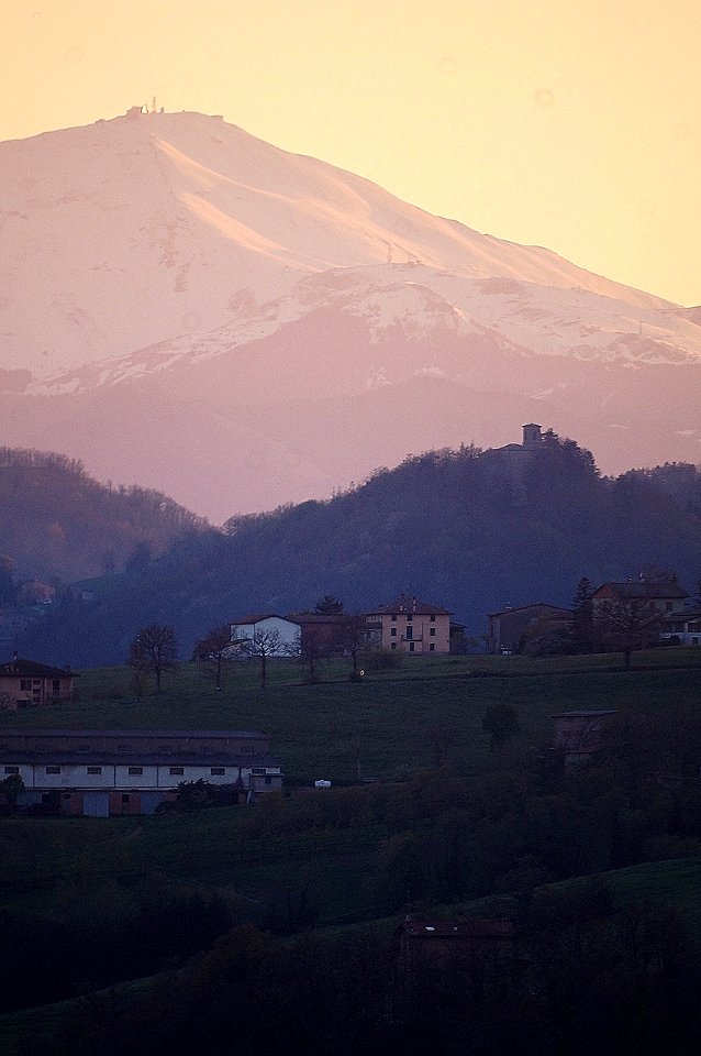 16.04.2014 Tramonto/sunset sul Cimone dall'Ara dei Conti di Vedegheto, Savigno, Bologna (Sony NEX-F3 + MTO 500mm f/8 mirror lens)