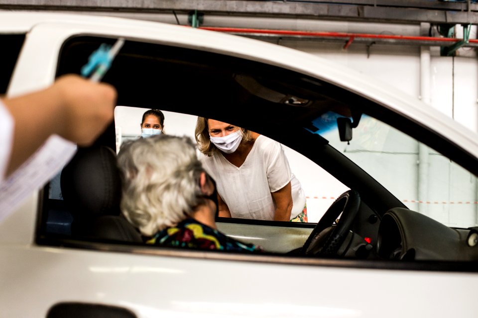14.03.2021 -  Drive-thru para vacinação de idosos com 79 anos - Foto: Gustavo Vara