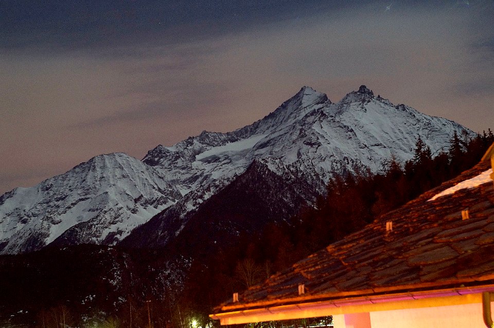 02.01.2015 saint nicolas - valle d'aosta - panorama notturno dall'albergo sulla Grivola