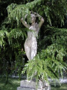 Statue madrid rose garden