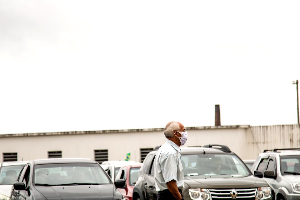 28.03.2021 - Drive-thru para 1ª dose dos idosos com 72 anos - Foto Michel Corvello