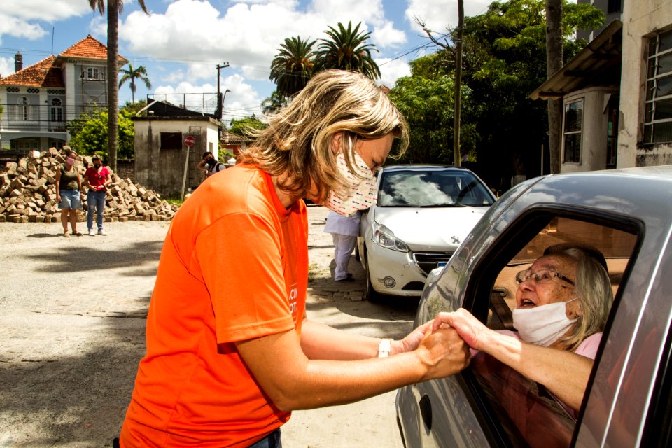 27.02.2021 - Prefeita Paula Mascarenhas acompanha o drive thru de vacinação para idosos - Foto: Gustavo Vara