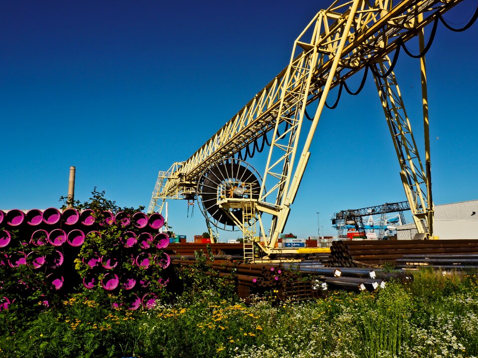 Loads cargo harbour cranes