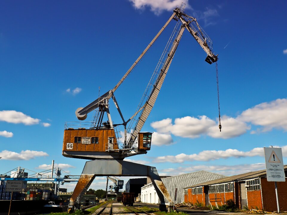 Loads cargo harbour cranes