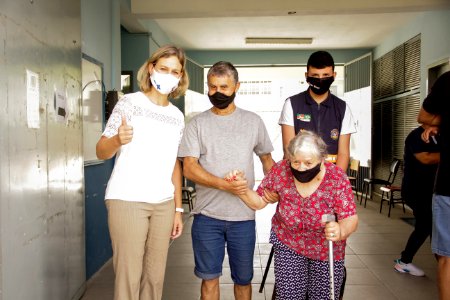 03.03.2021 Prefeita Paula Mascarenhas acompanha vacinação de idosos nas escolas Foto Rodrigo Chagas