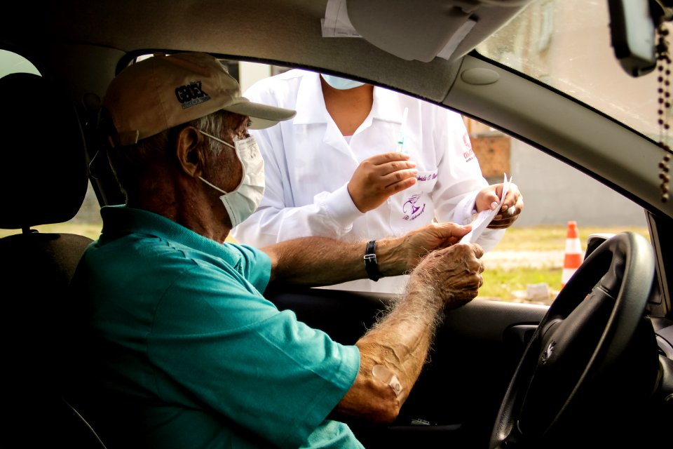 27.02.2021 Prefeita Paula Mascarenhas acompanha Drive Thru de Vacinação para idosos Foto Rodrigo Chagas