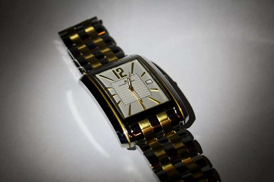 Wrist watch time indicating time of