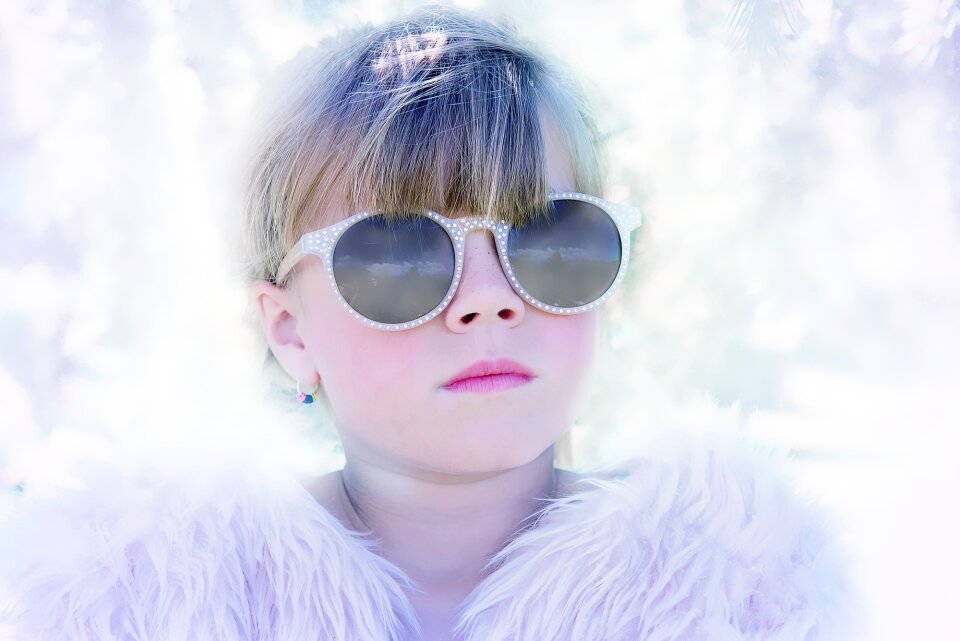 Face blond glasses