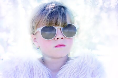 Face blond glasses
