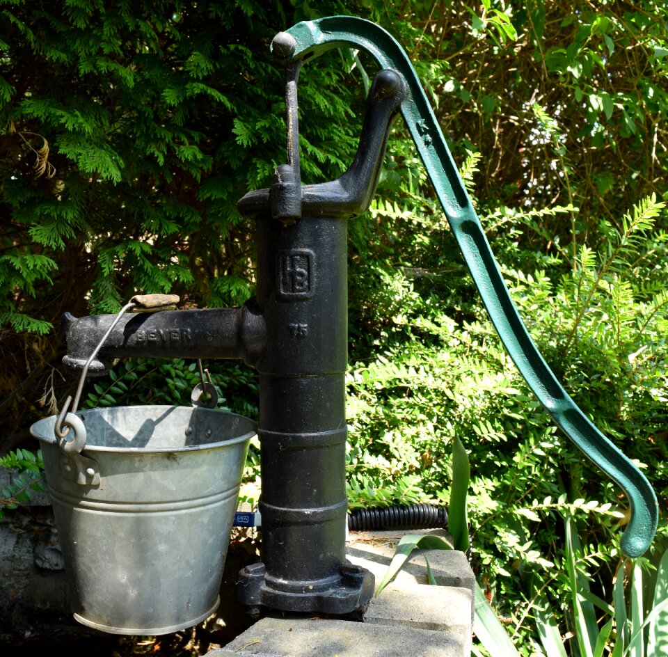 Flow garden hand pump