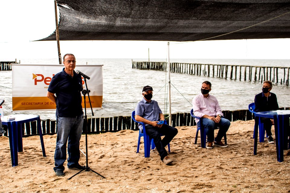 01.02.2021 - Prefeito em exercício, Idemar Barz prestigia abertura da Safra do Camarão na Colônia de Pescadores Z3 - Foto Michel Corvello