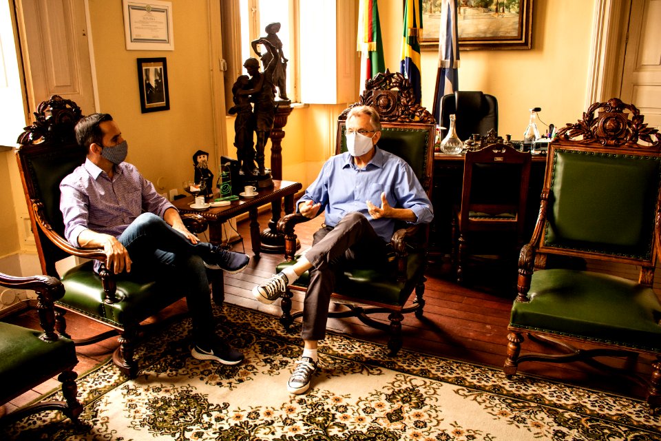 29.01.2021 - Prefeito em exercício, Idemar Barz recebe o vereador Paulo Coitinho - Foto Michel Corvello