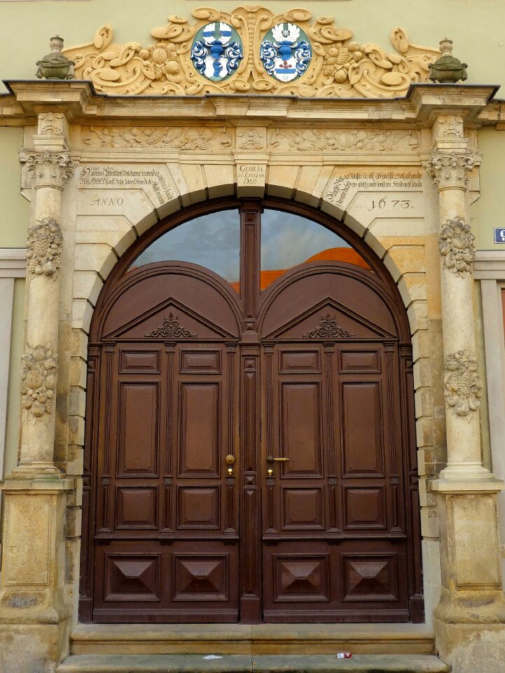 Gate portal building