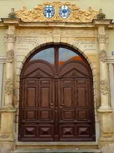 Gate portal building