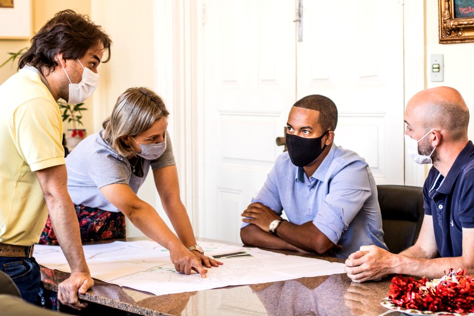 17.12.2020 - Prefeita Paula Mascarenhas realiza o anúncio de recurso para obra do PAC Farroupilha com o vereador eleito Cesinha (PSB) - Foto Michel Corvello