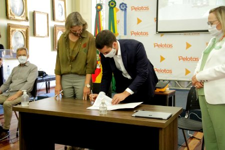 10.12.2020 Prefeita Paula Mascarenhas e Governador assinam termo repasse dos recursos para o novo hospital Foto Rodrigo Chagas