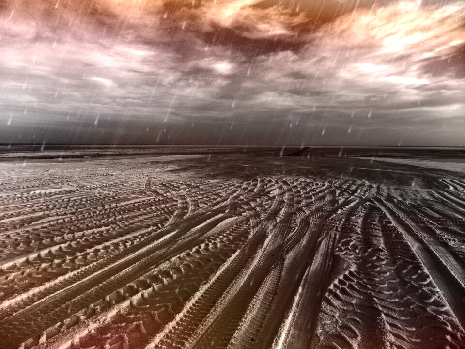 Sand tracks traces sand