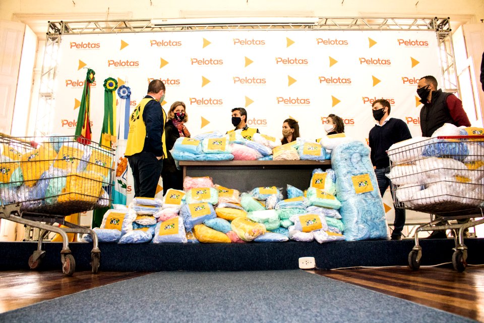 18.06.2020 - Prefeita Paula Mascarenhas recebe doação de mais de máscaras por Victor Afrânio - Foto Michel Corvello