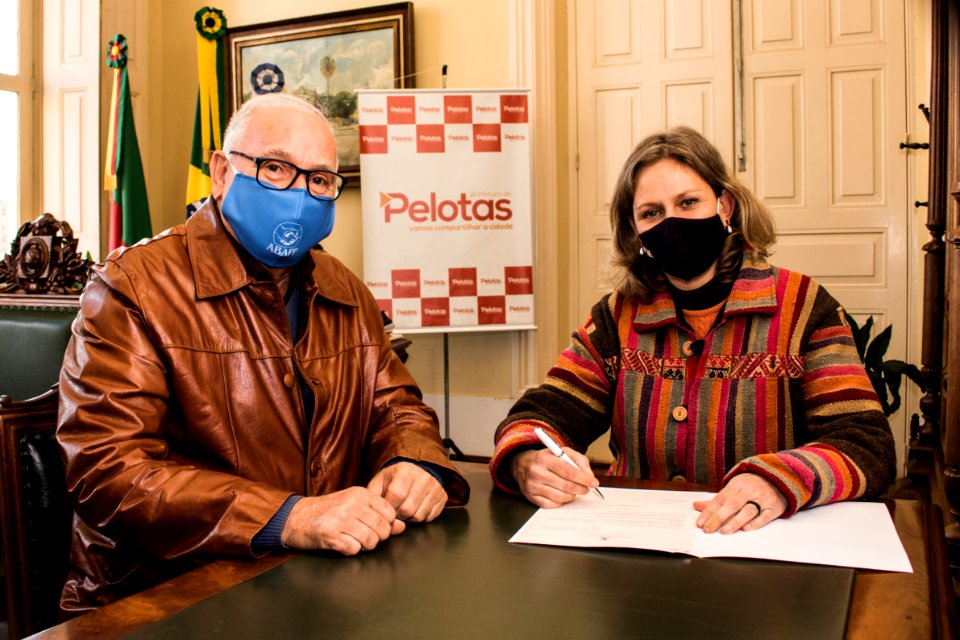 15.06.2020 - Prefeita Paula mascarenhas realiza assinatura de lei do vereador Salvador Ribeiro - Foto Michel Corvello