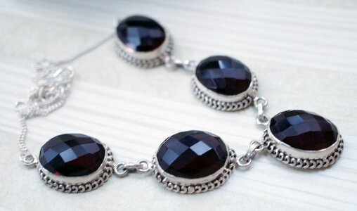 Crystal faceted setting