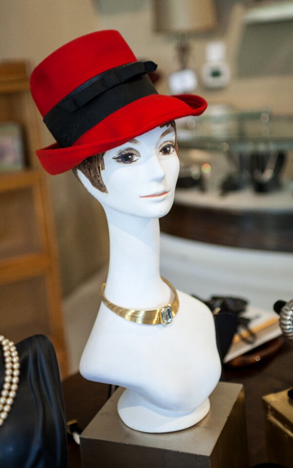 Necklace gold red