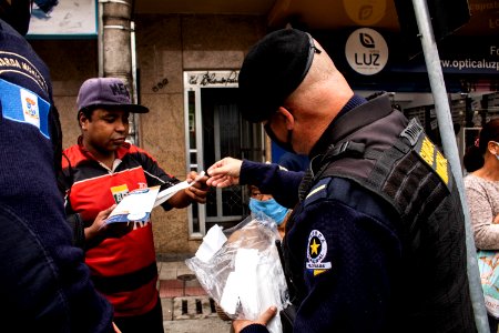 12.05.2020 - Ação integrada entre forças de seguraça para distribuição de máscaras com entrega de material de conscientização - Foto Michel Corvello