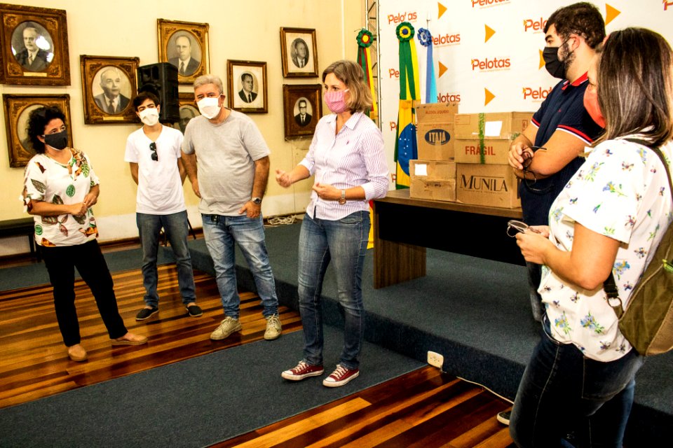 24.04.2020 - Prefeita Paula Mascarenhas recebe doaÃ§Ã£o de mÃ¡scaras cuidativas doadas ao Poder PÃºblico - Foto Michel Corvello