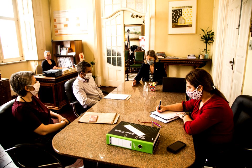 28.04.2020 - Prefeita Paula Mascarenhas em reunião com secretário de Assistência Social Marcio Sedrez e equipe técnica - Foto: Gustavo Vara