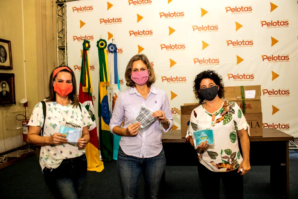 24.04.2020 - Prefeita Paula Mascarenhas recebe doação de máscaras cuidativas doadas ao Poder Público - Foto Michel Corvello