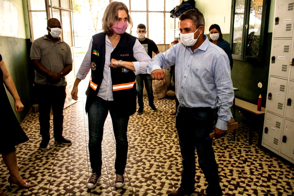 24.04.2020 - Prefeita Paula Mascarenhas visita estrutura montada para receber pessoas em situação de rua no colégio pelotense - Foto Michel Corvello