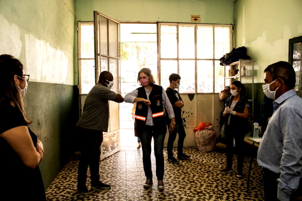 24.04.2020 - Prefeita Paula Mascarenhas visita estrutura montada para receber pessoas em situação de rua no colégio pelotense - Foto Michel Corvello