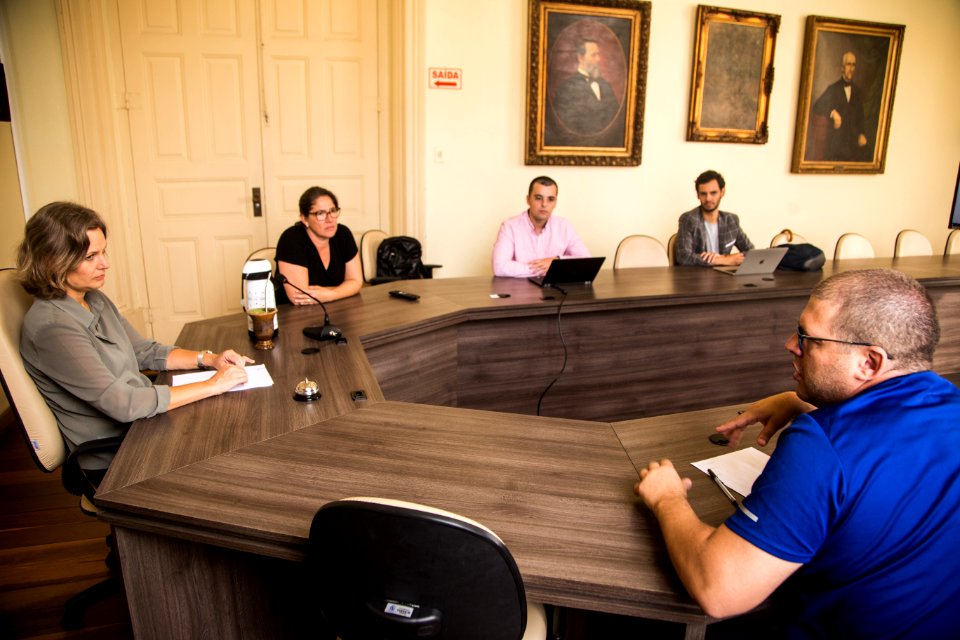 01.04.2020 - Prefeita Paula Mascarenhas em reunião com a presença da secretária de Saúde, Roberta Paganini, o reitor da UFPel, Pedro Hallal, e a diretora do Hospital-Escola  - Foto: Gustavo Vara