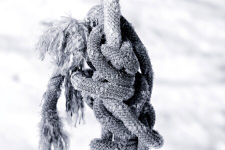 Knot containing fixing
