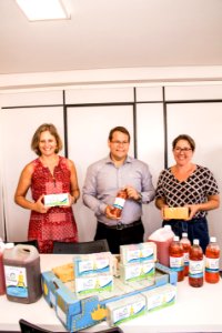 26.03.2020 - Prefeita Paula Mascarenhas recebe produtos de limpeza do Projeto Óleo Sustentável do Sanep - Foto Michel Corvello