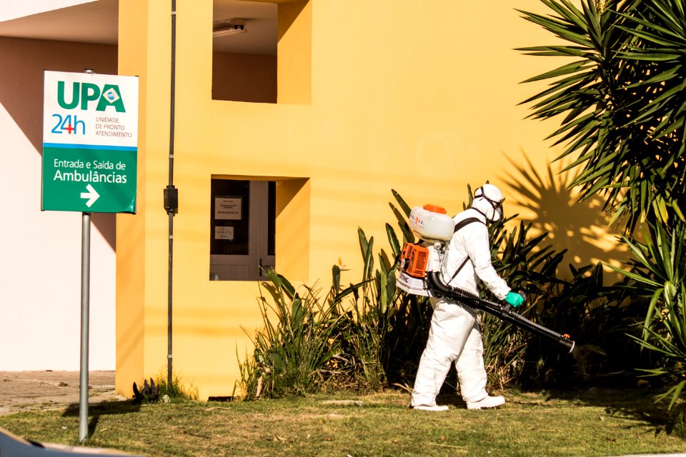 26.03.2020 - Ação de pulverização na UPA areal, PS e prédios públicos para prevenir a contaminação por coronavírus - Foto Michel Corvello