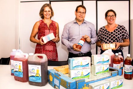 26.03.2020 - Prefeita Paula Mascarenhas recebe produtos de limpeza do Projeto Óleo Sustentável do Sanep - Foto Michel Corvello