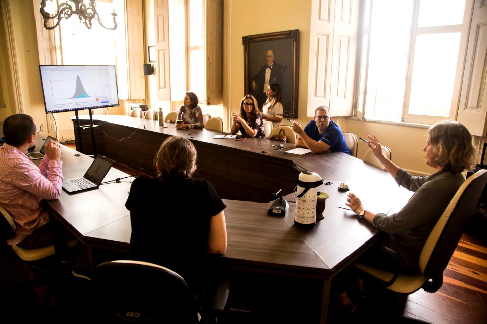 01.04.2020 - Prefeita Paula Mascarenhas em reunião com a presença da secretária de Saúde, Roberta Paganini, o reitor da UFPel, Pedro Hallal, e a diretora do Hospital-Escola  - Foto: Gustavo Vara