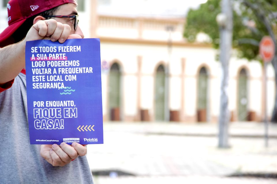 01.04.2020 - Cartaz #FicaEmCasaPelotas - Foto: Rodrigo Chagas