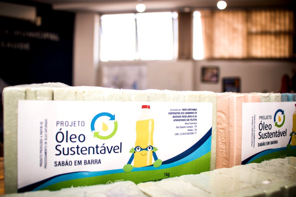 26.03.2020 - Prefeita Paula Mascarenhas recebe produtos de limpeza do Projeto Óleo Sustentável do Sanep - Foto Michel Corvello