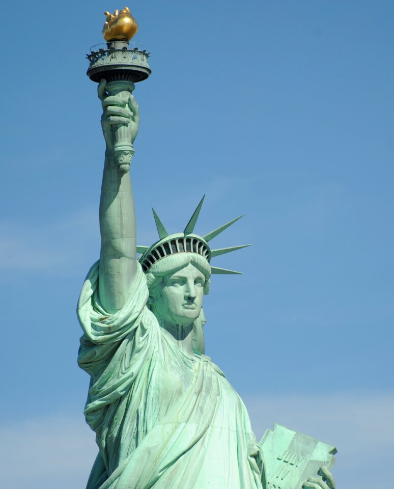 Usa big apple statue