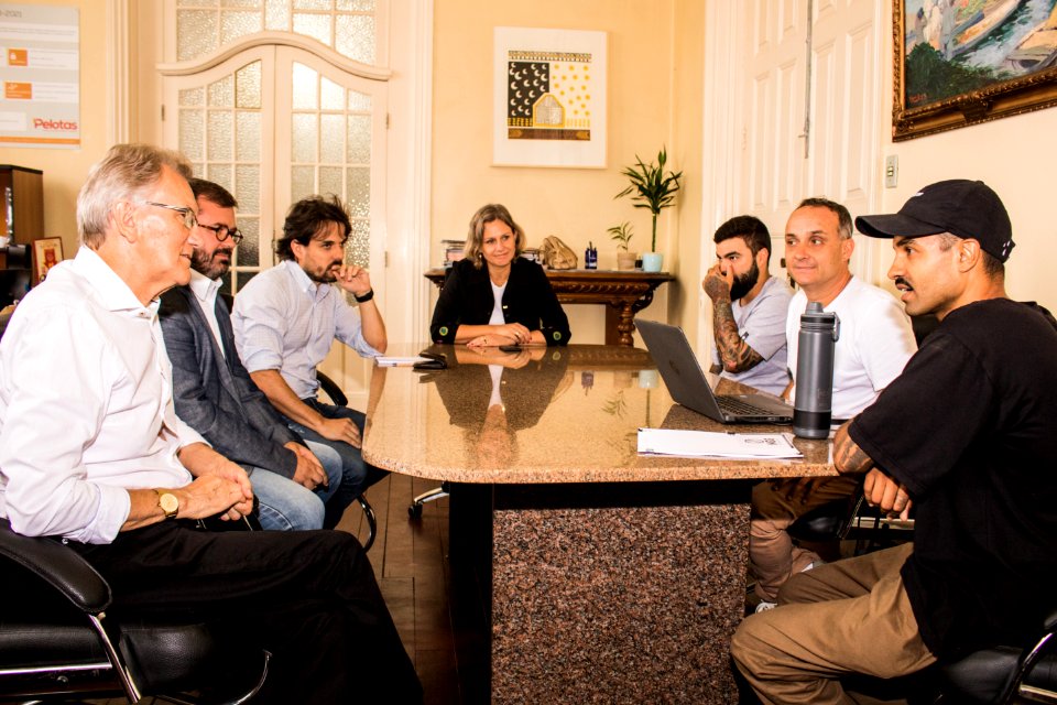 10.03.2020 - Prefeita Paula Mascarenhas participa de reunião com grupo de skatistas para apresentar projeto de nova pista - Foto Michel Corvello