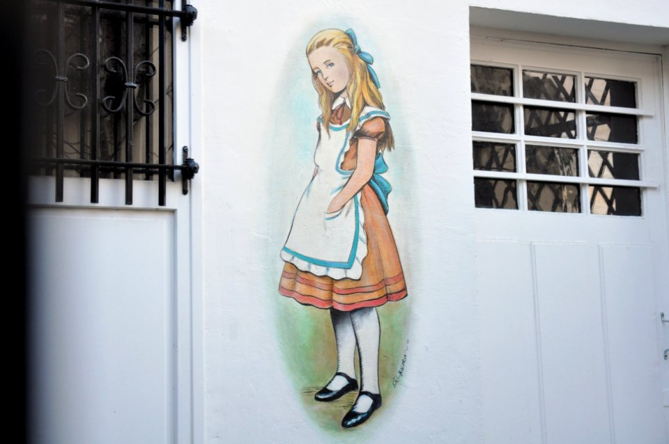Promenade dans paris - Belleville - Alice in Wonderland